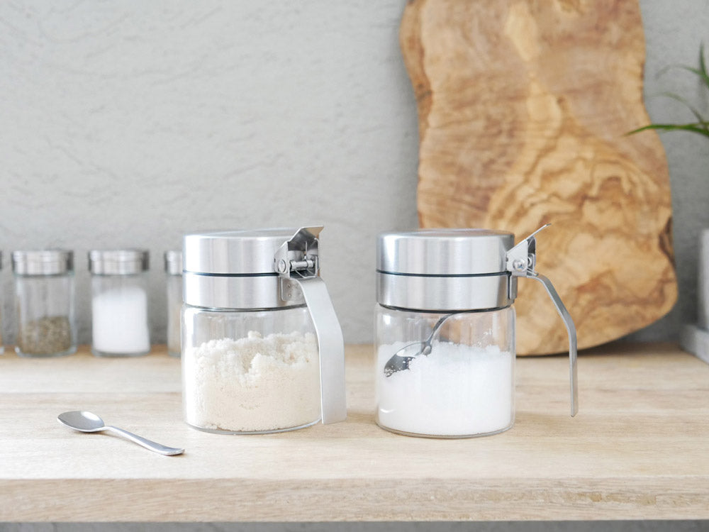 DULTONのスパイスジャーとスプーンが並ぶ写真