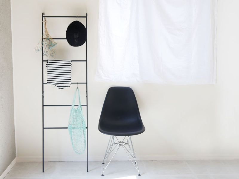 スチール製ラダーハンガーと木製棚にロープが掛かっている