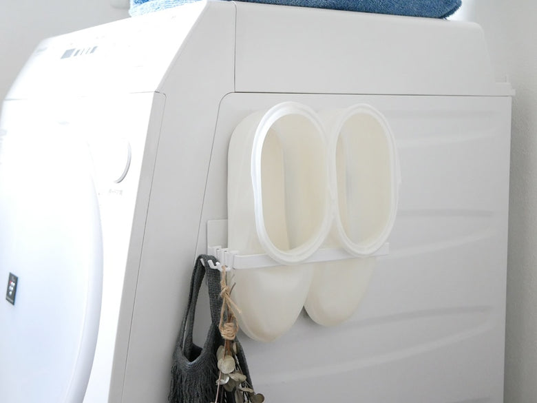 タワー製スチールマグネットバスブーツホルダーが洗濯室でバスブーツを掛けている様子