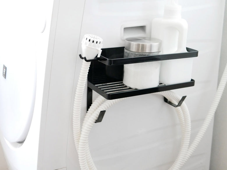 洗濯機横に取り付けたホースホルダー付きマグネットラック