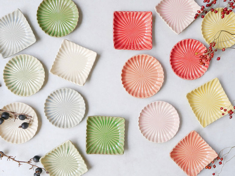 俊峰陶苑の花あかり丸箸置。手作りの自然な風合いを持つ陶器製で、直径36～39mm、高さ6mmの丸型デザイン。