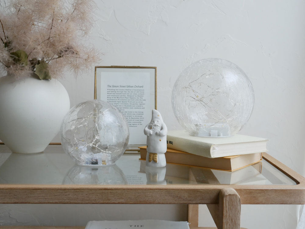 ホーンプリーズのLEDライト「イグルー」ガラスドーム。透明ガラス製で約12cmと15cmのサイズがあり、インテリアを彩る装飾用ライト。