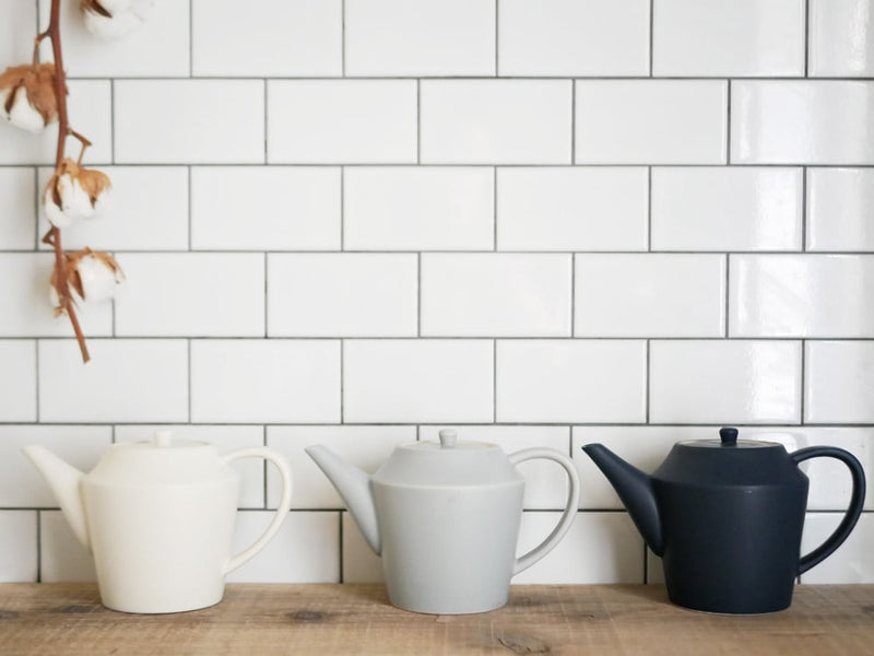 灰色の手作り磁器製セラポット『SAKUZAN』、自然な釉薬の風合いと約460mlの容量を持つ