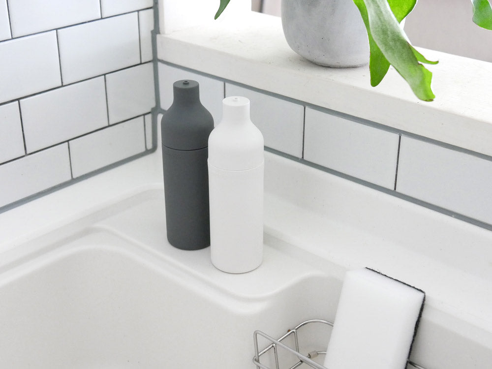 サラサデザインのシリコン製スクイーズボトル、直径5cm、高さ17cm、容量150ml