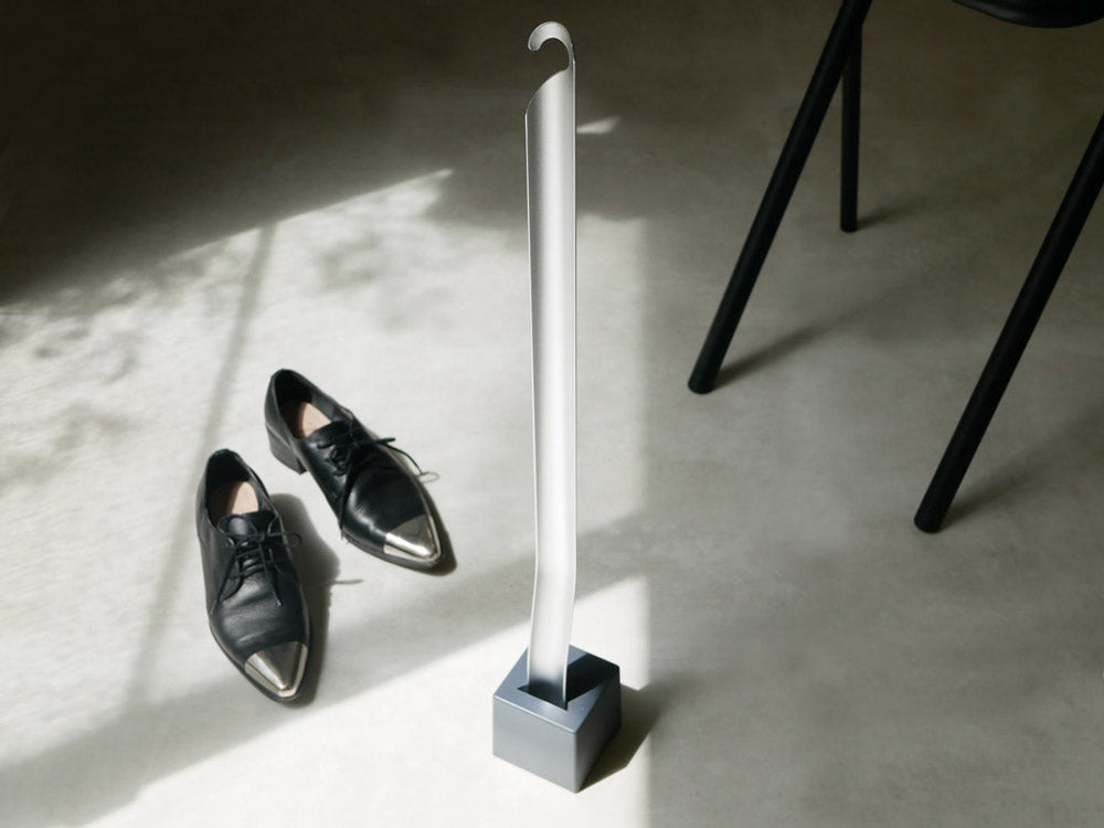 SEMPREブランドのアルミニウム製靴ベラとABS樹脂・スチール製スタンド
