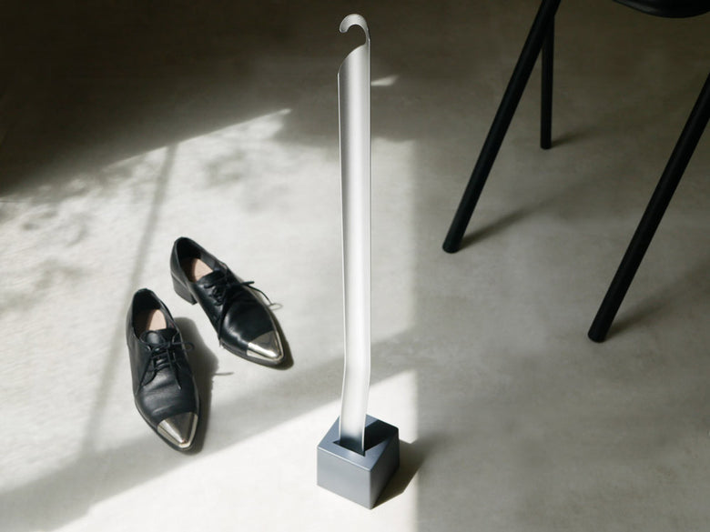 SEMPREブランドのアルミニウム製靴ベラとABS樹脂・スチール製スタンド