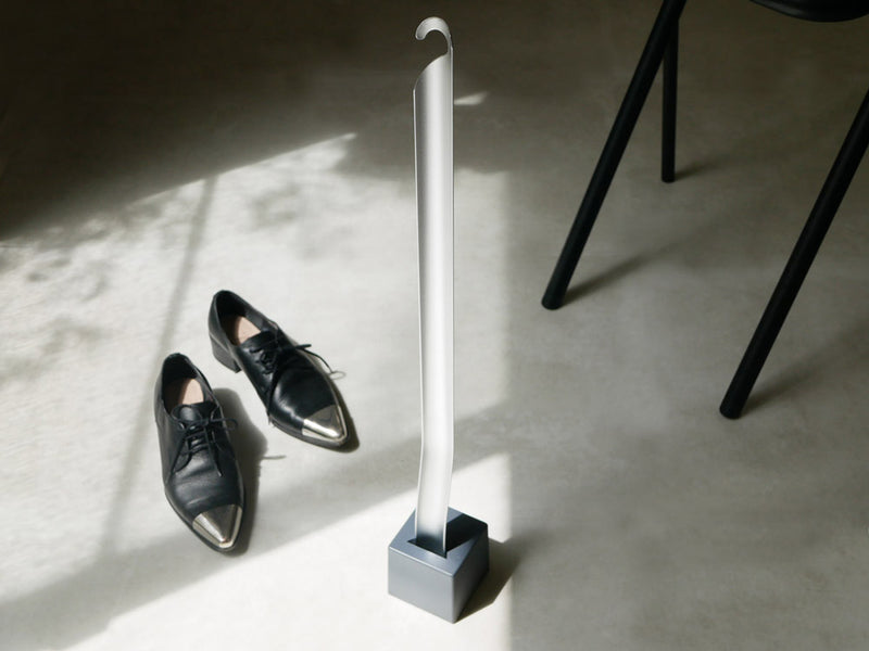 SEMPREブランドのアルミニウム製靴ベラとABS樹脂・スチール製スタンド