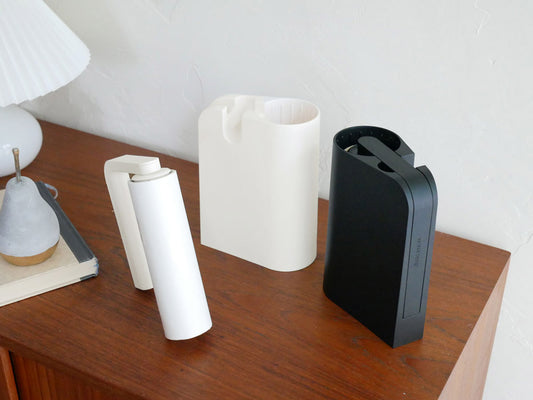 サラサデザインのb2cカーペットクリーナー。幅135mm×奥行70mm×高さ180mmのコンパクトなサイズで、ABS樹脂とスチールを使用した頑丈なデザイン。交換用紙芯が簡単に取り替えられる機能を備えています。