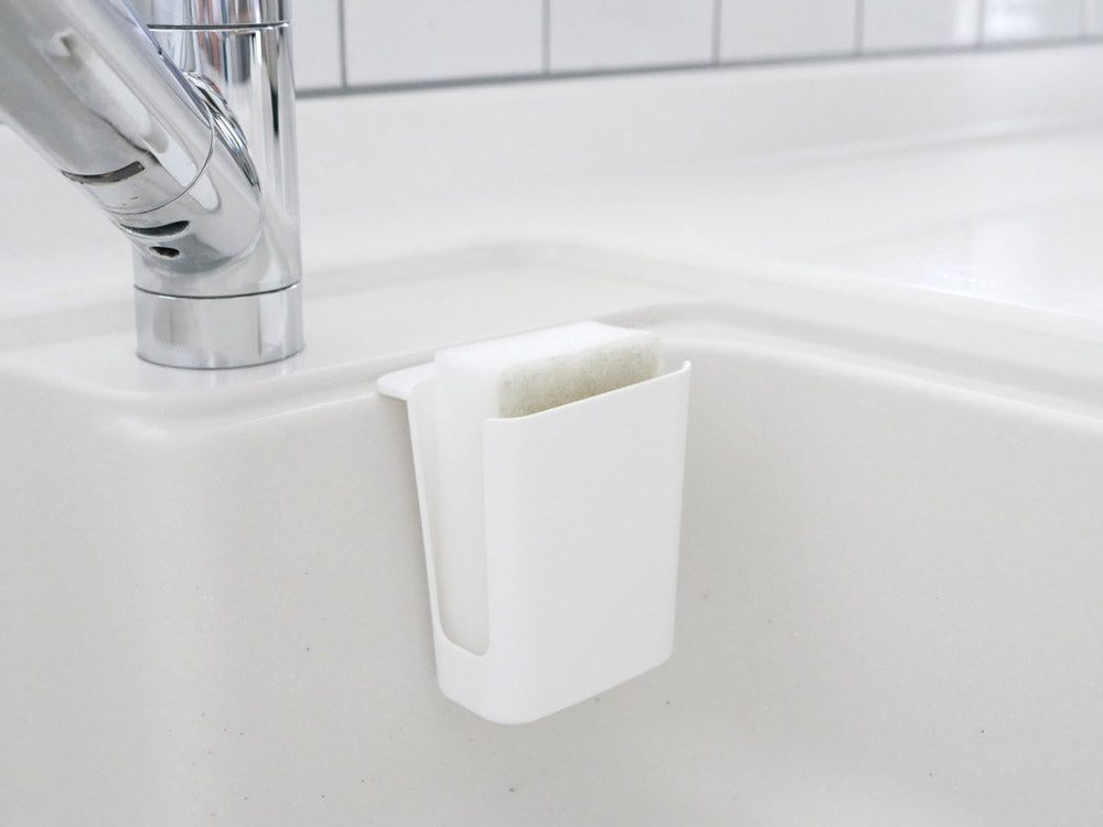 Kichitoブランドのシンク用スポンジポケット。ポリプロピレンとPVC素材で作られ、幅8.5cm×奥行き6.5cm×高さ10.5cmのサイズ。シンクに取り付け可能で耐荷重1kg、耐熱温度80度の日本製製品