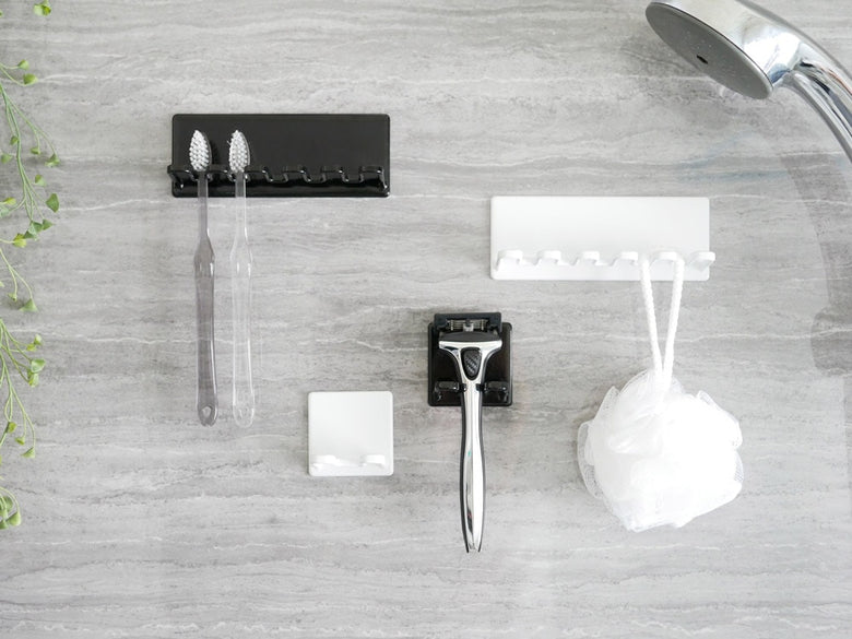 スチール製マグネットバスルームホルダーと歯ブラシ