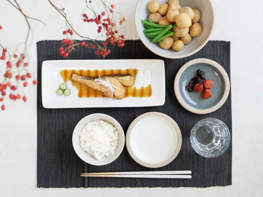 STIIKの天然竹製カトラリー風箸2膳セットが食卓に美しく並べられている