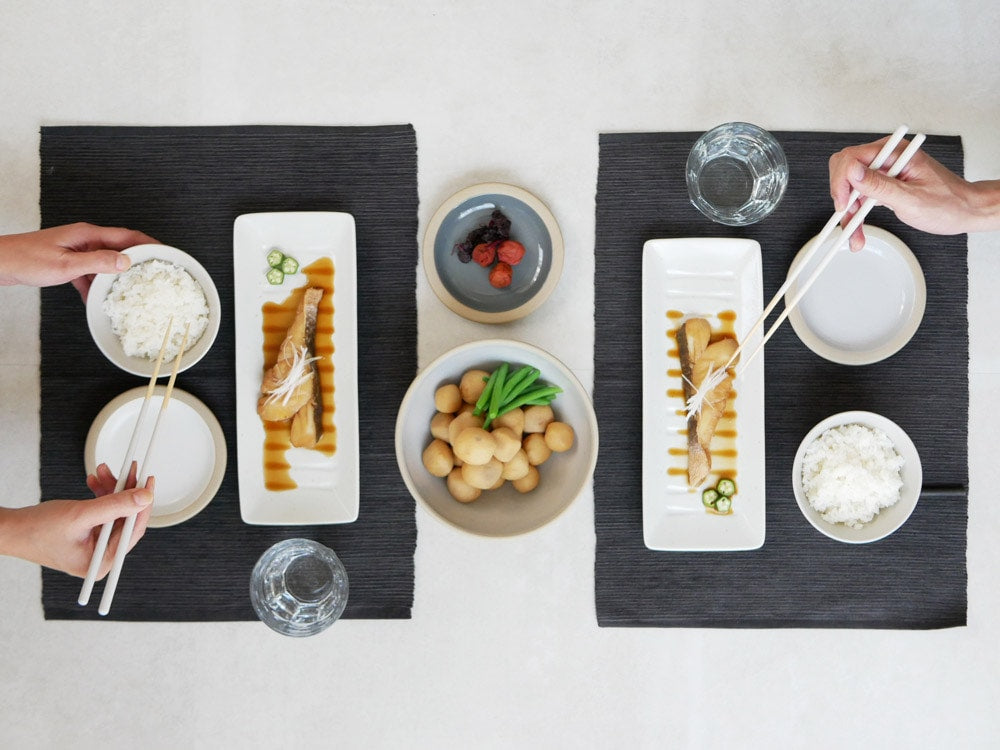 STIIKの天然竹製箸2膳セットが皿やボウルとともにテーブルに並べられている様子