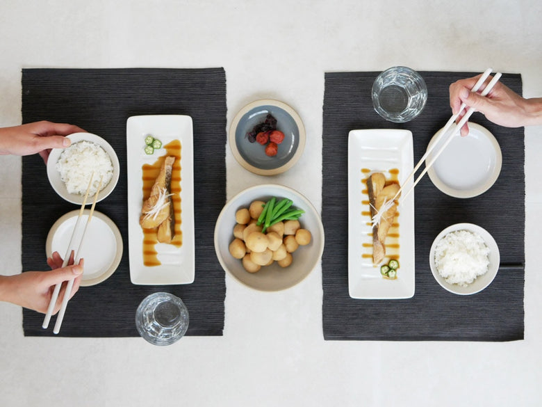 STIIKの天然竹製箸2膳セットが皿やボウルとともにテーブルに並べられている様子