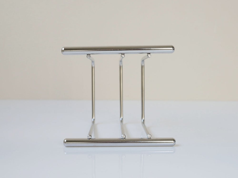 SALUSセイラス製18-8ステンレスのデイリーまな板スタンドがキッチンに置かれています