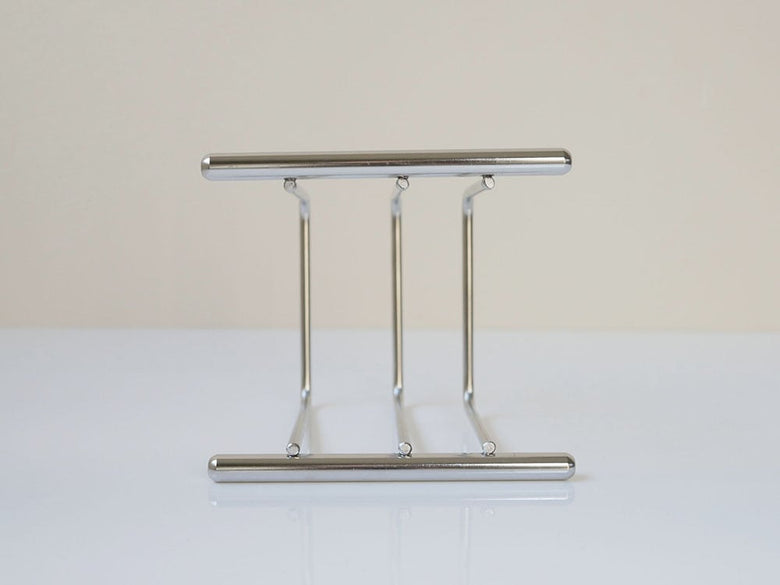 SALUSセイラス製18-8ステンレスのデイリーまな板スタンドがキッチンに置かれています