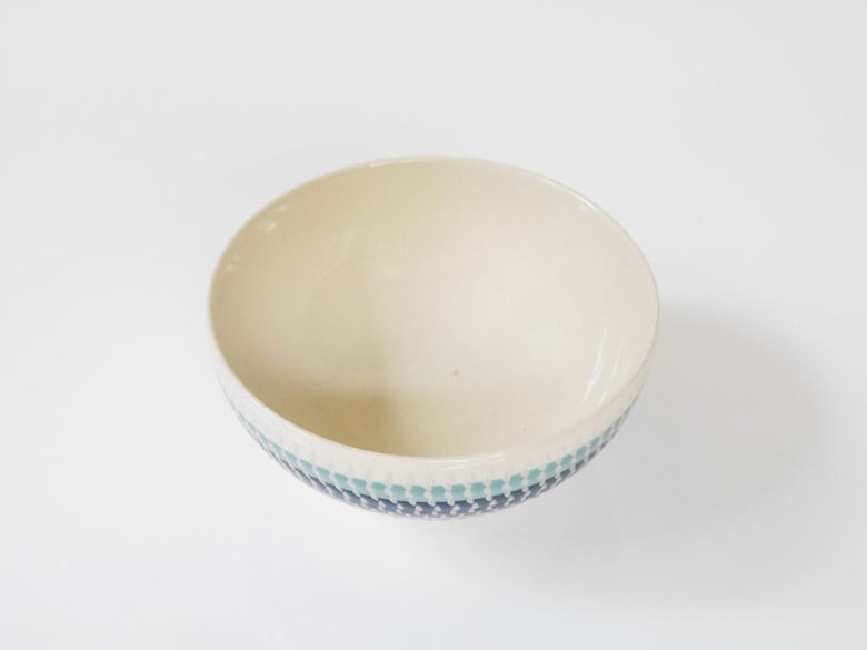 栞ブランドのライスボール。直径約110mm、高さ53mmの陶器製で、岐阜県土岐市産。食洗機と電子レンジは使用できません。