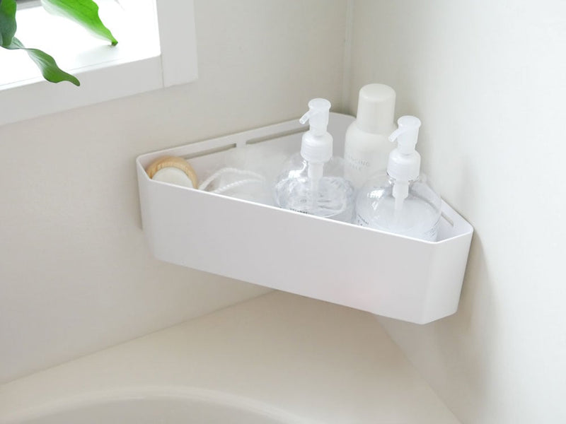 タワーのマグネットコーナーおもちゃラックが設置された浴室