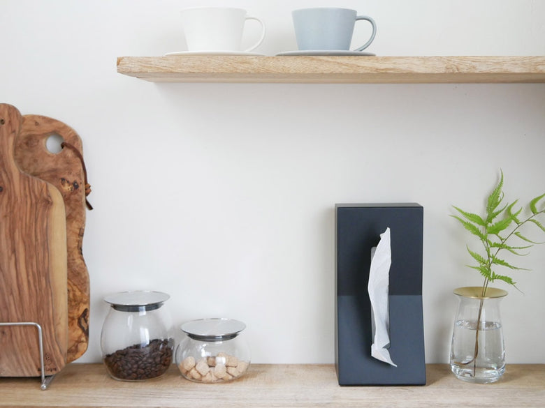 ハードウッド棚に置かれたデュエンデの縦置きティッシュスタンド