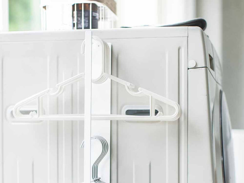 YAMAZAKI/towerのスチール製2段マグネット洗濯ハンガー収納ラック。洗濯機や乾燥機近くに設置でき、衣類を干すためのマグネット付きラックとフックが特徴。