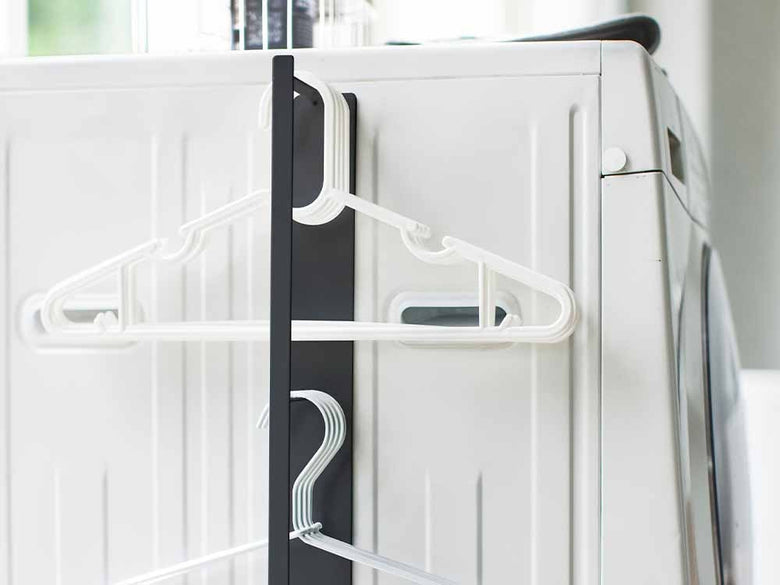 YAMAZAKIタワーのマグネット洗濯ハンガー収納ラック、2段スチール製でマグネットとフックが付属