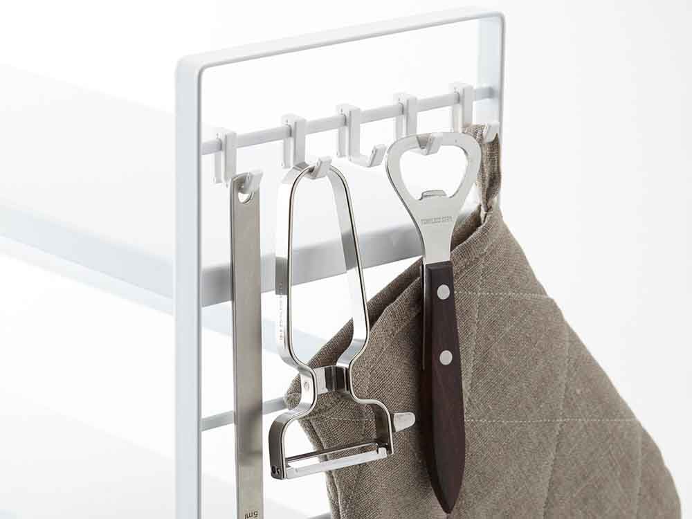 YAMAZAKIタワー製コンロ奥ラック、ステンレス製で複数棚とハンガーが備わったキッチン用収納ラック