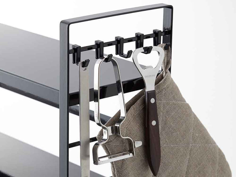 YAMAZAKI/towerブランドのスチール製コンロ奥ラック。キッチンでコンロ横に設置可能な棚とフックが付いた収納家具。