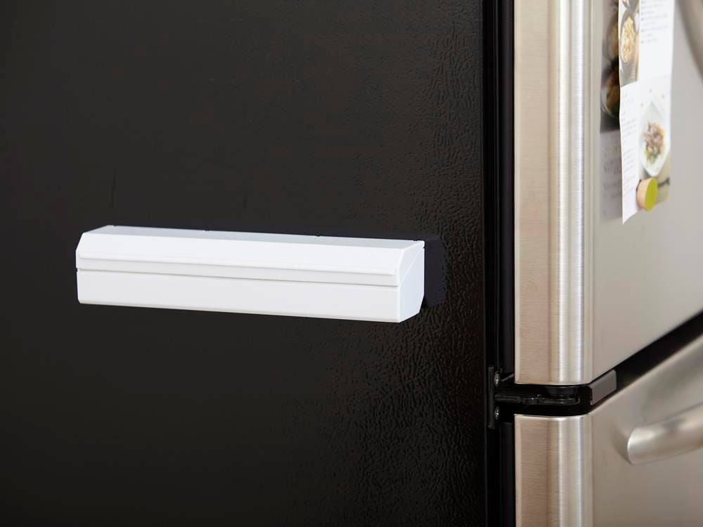 冷蔵庫に取り付けられたマグネットラップホルダー