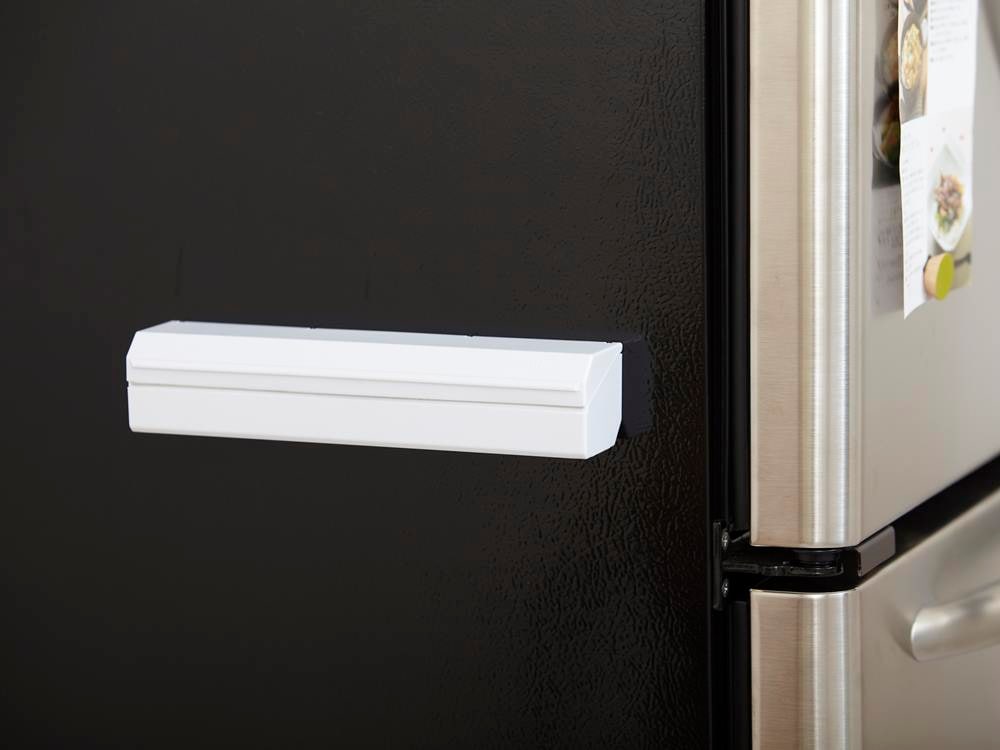 冷蔵庫に取り付けたマグネットラップホルダー