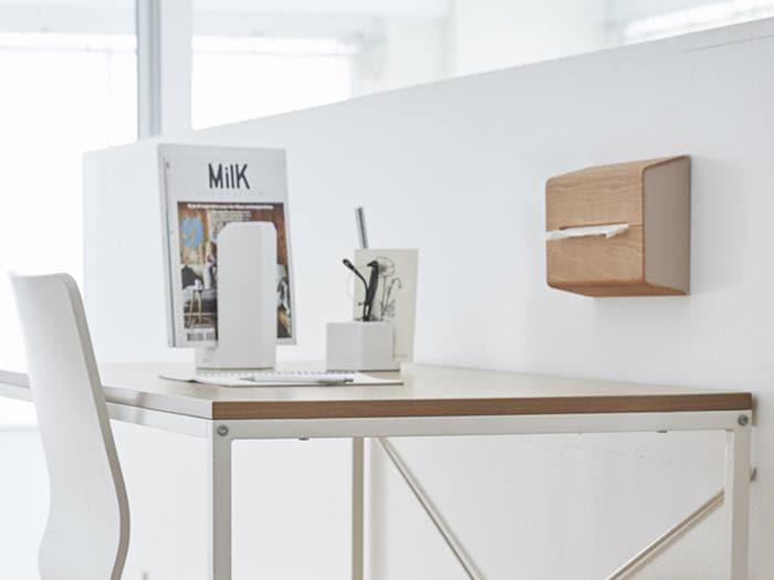 ideacoの壁掛けティッシュケースが置かれた木製デスク