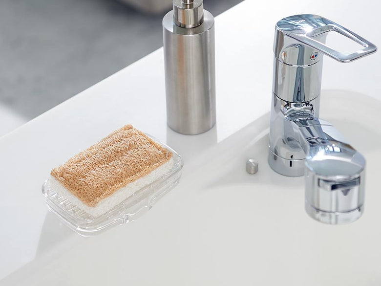 シンクに置かれたライクイットのシンクキャディと洗面用品