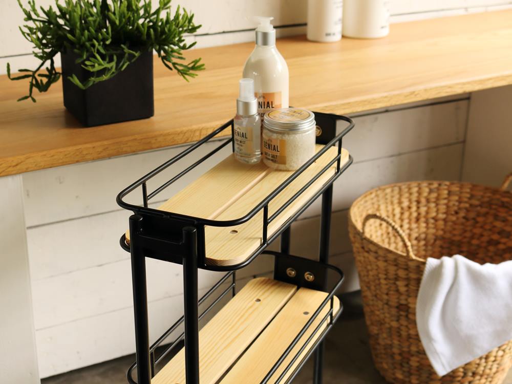 スリムワゴンに置かれたキッチン用品