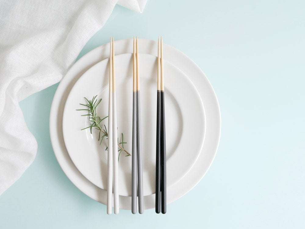 STIIKブランドの天然竹製カトラリー風箸2膳セットが食卓に並べられた様子