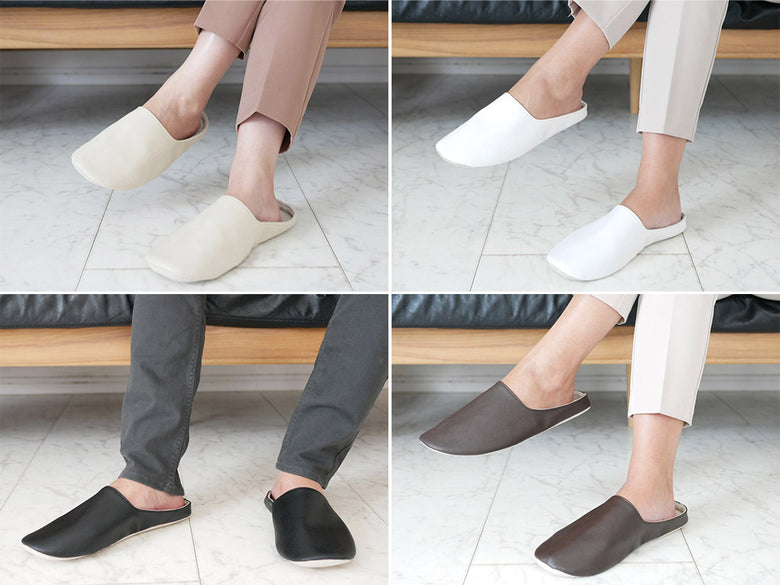 サラサデザインの白色アンクル丈ルームシューズ。合成皮革使用のファッショナブルなスリッパ。