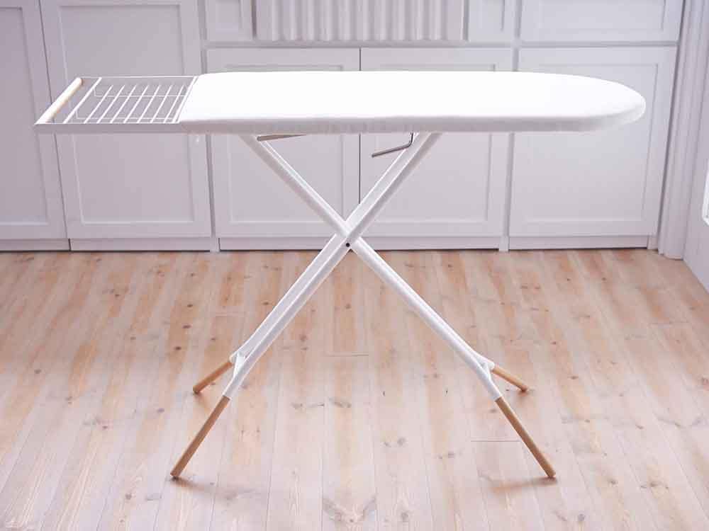 YAMAZAKI/toscaのスタンド式アイロン台と衣類ハンガーが配置されたモダンな洗濯スペース