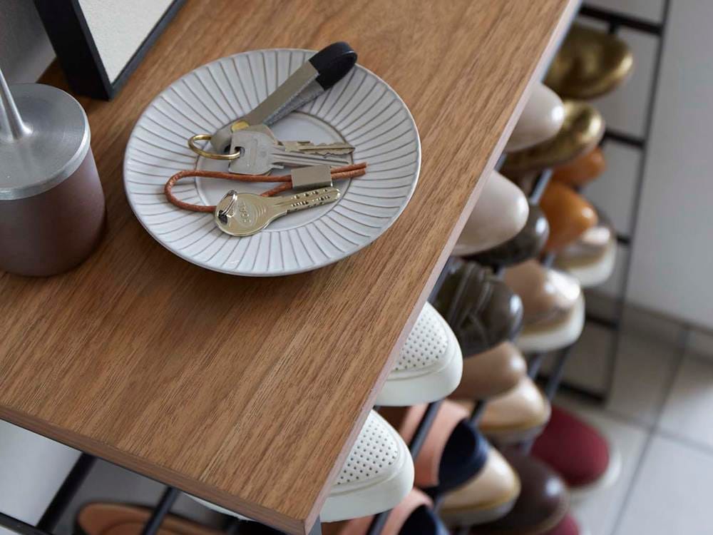 YAMAZAKI/towerブランドの天板付きシューズラック、スチールフレームと天然木天板を使用した高さ87cmの多段収納棚