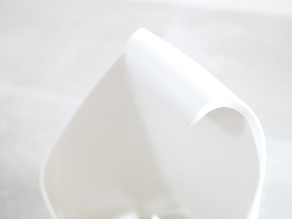 白いポリプロピレン製タオルバスケット