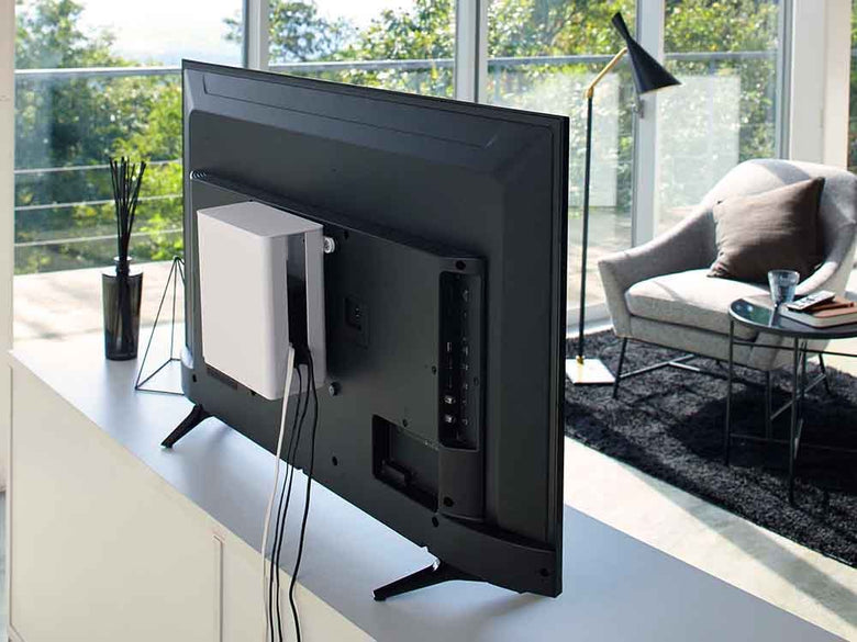 テレビ背面に設置されたスリムなルーター収納ケース