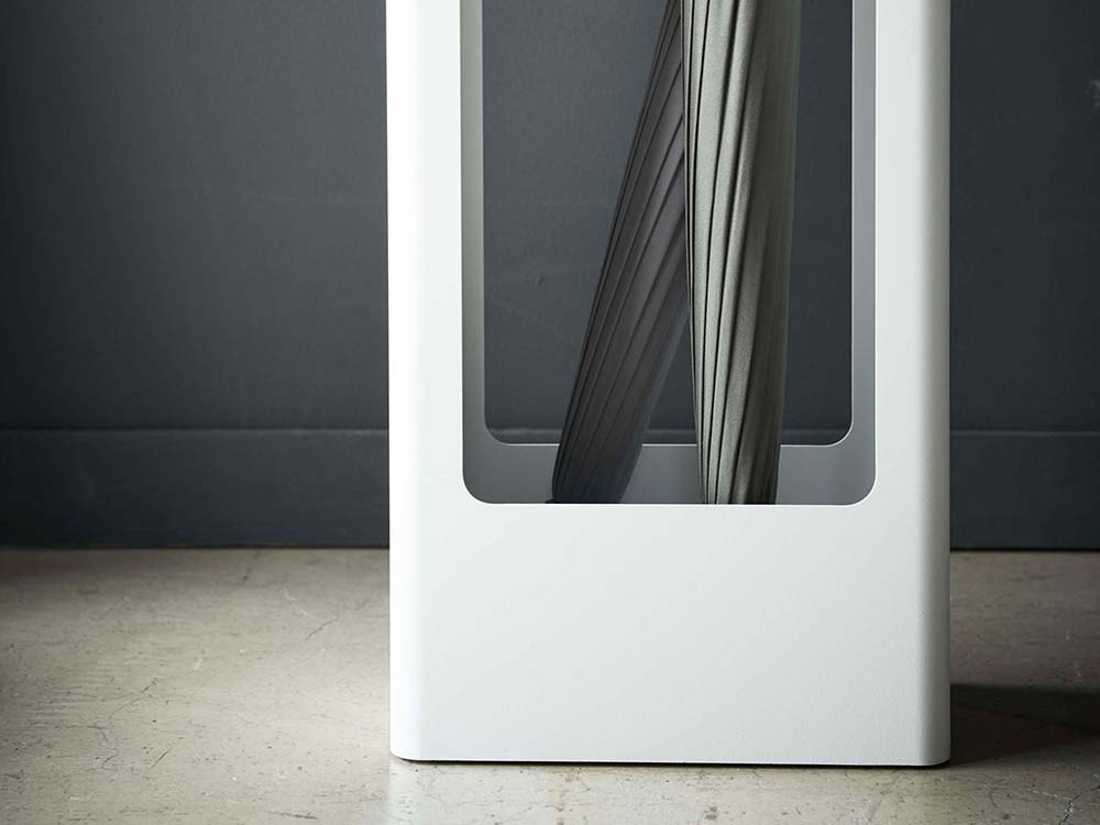 シルバー色のYAMAZAKI Towerスリムかさたて