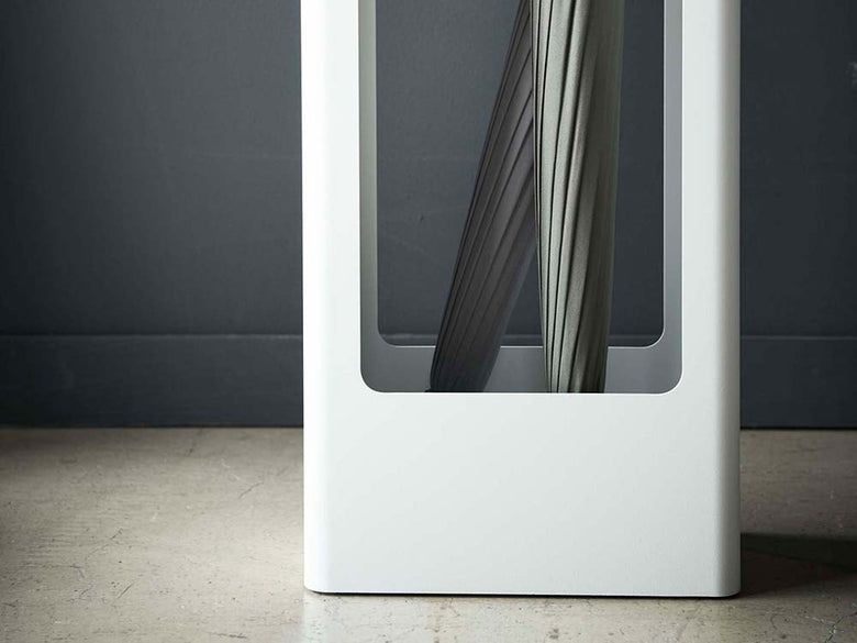 シルバー色のYAMAZAKI Towerスリムかさたて