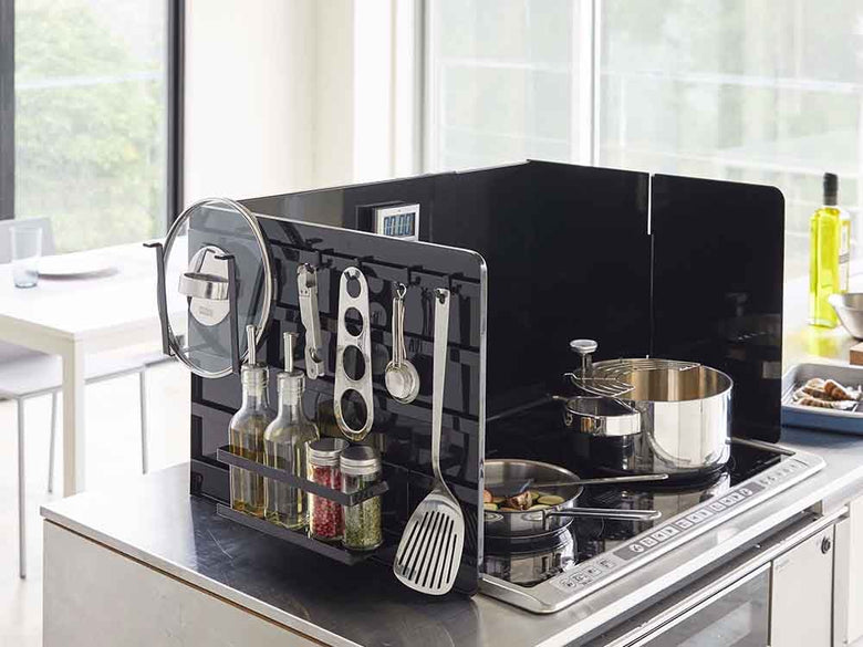 YAMAZAKIタワー伸縮レンジガードがキッチンに設置されている