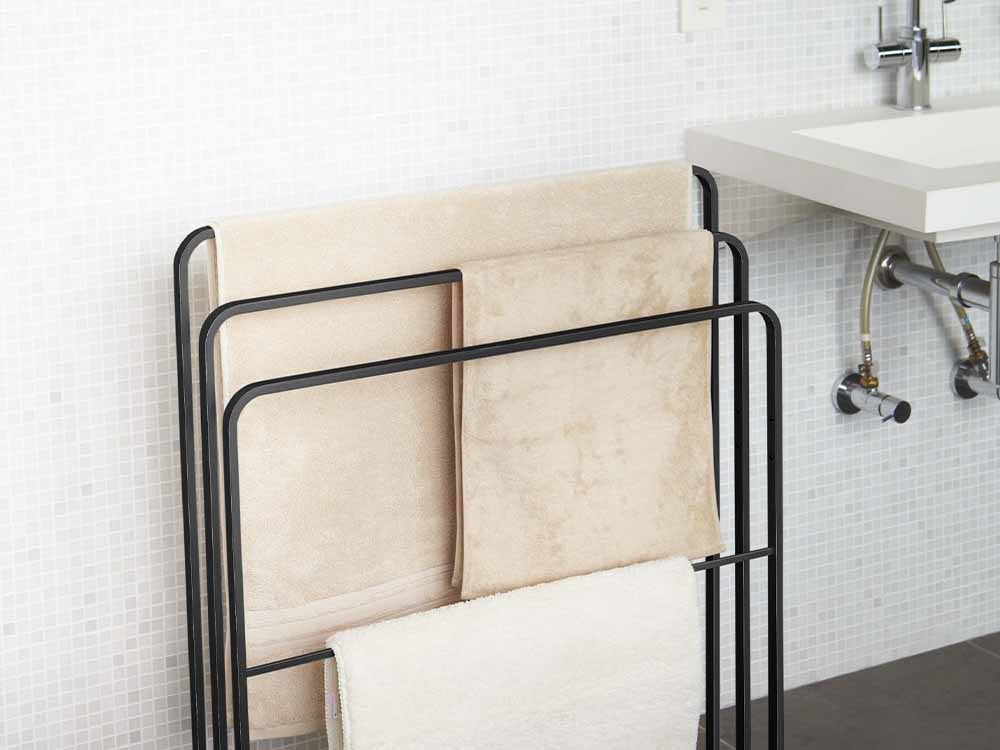タワーの3連バスタオルハンガーが洗面所の棚にかかっている