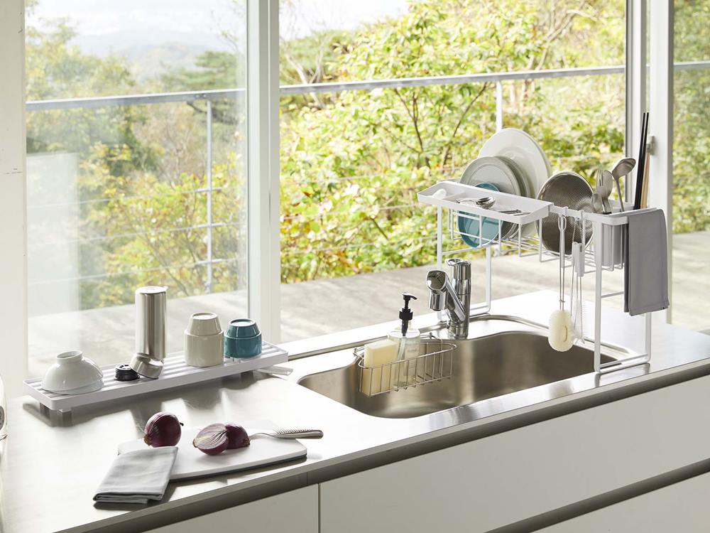 タワーの2段スリム水切りワイヤーバスケットがキッチンに設置されている