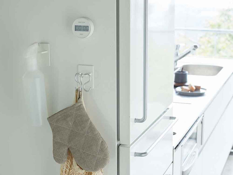 マグネットスプレーフック2個が壁に取り付けられている