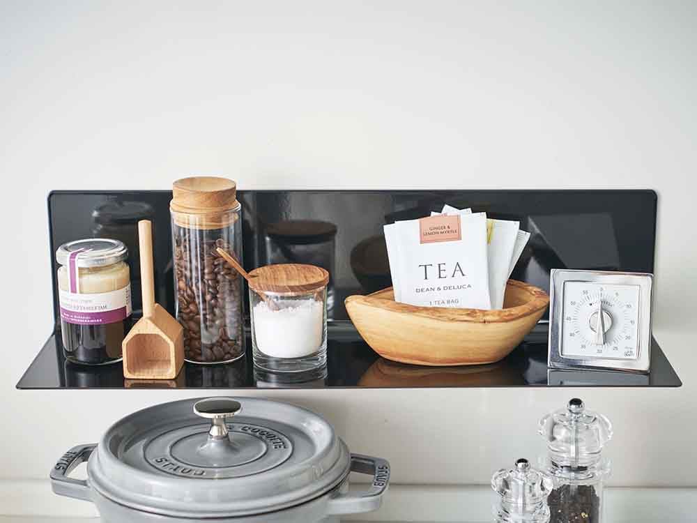 YAMAZAKIタワーのマグネットキッチン棚に食器が並ぶ