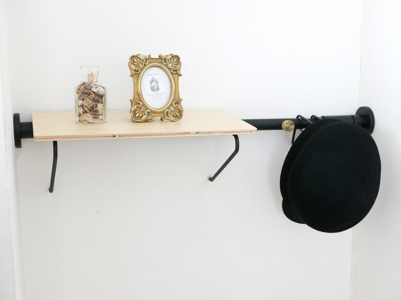 棚にかけられた洋服ハンガーと家庭用品