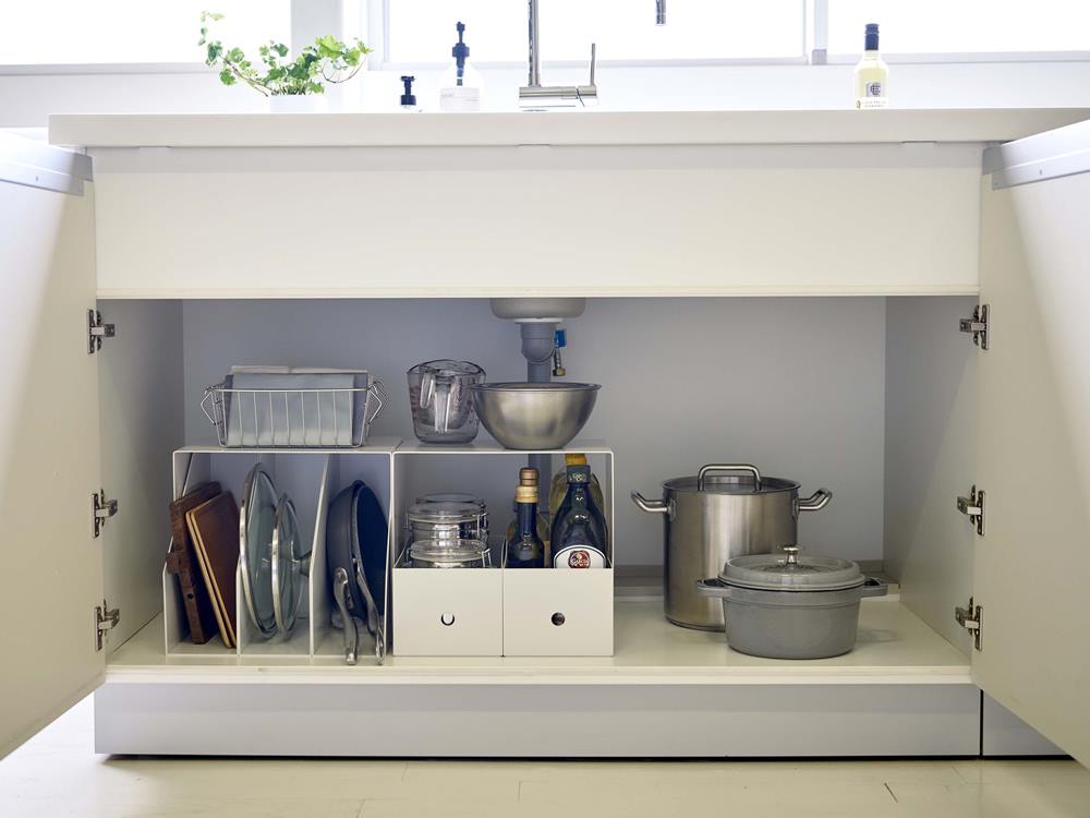 キッチンに設置されたタワー収納ボックス上ラック2個組