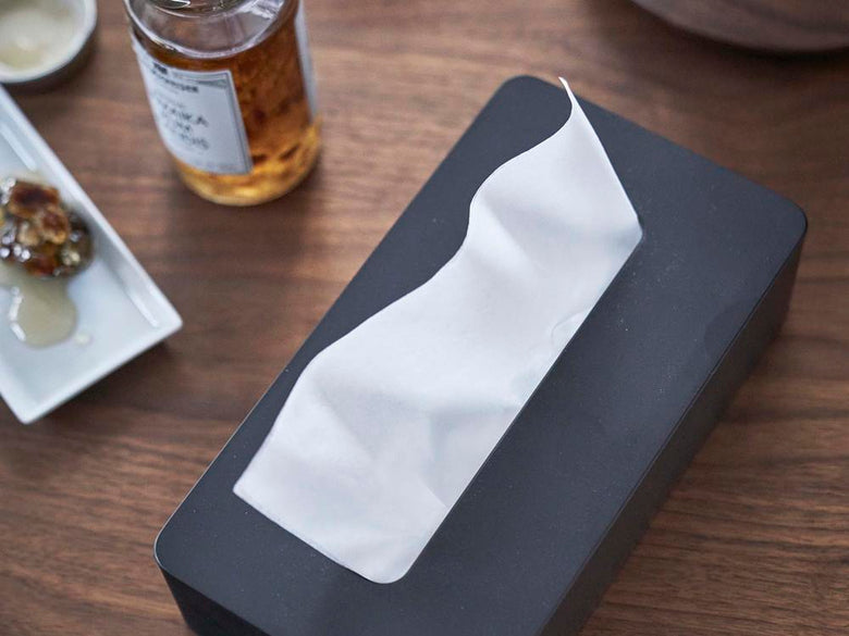 壁に取り付けられたタワーのコンパクトティッシュケース