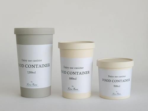 志成販売のホーンプリーズブランドECOキャニスター、蓋とラベルが付いた円筒形の容器がコーヒーカップスリーブと共に箱に梱包されている様子