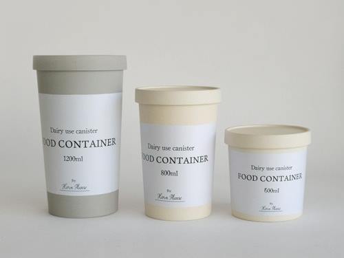 志成販売のホーンプリーズECOキャニスター、ラベル付きシリンダーと蓋、コーヒーカップスリーブ、箱が写った画像