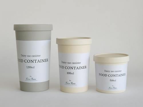 ホーンプリーズECOキャニスター。竹繊維とコーンスターチ製のシリンダーにシリコン蓋が付いており、ラベルと共にパッケージされた箱の画像。